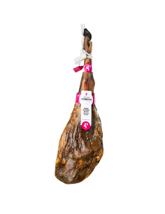 Jamón de bellota ibérico 50% raza ibérica Señorío Porrino sobre fondo blanco Jamón curado de alta gama con sabor intenso